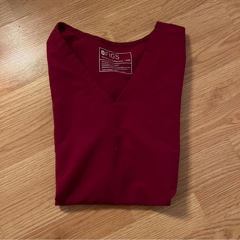 FIGS Women's Casma Three-Pocket Scrub Top - Picture 2 of 5